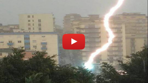 Sicilia, riprende il temporale col cellulare e un fulmine gli cade a pochi metri |IL VIDEO SHOCK