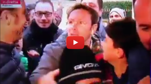 Palermo, tifosi interisti assalgono il giornalista durante la diretta, l’inviato Sky reagisce male |IL VIDEO