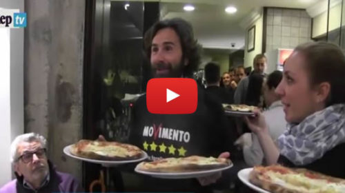 Palermo, Ugo Forello cameriere per un giorno: il candidato Sindaco del M5S serve la pizza |VIDEO
