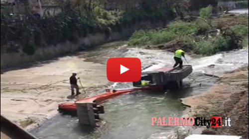 Palermo, primo giorno di bonifica dell’Oreto, escavatore si ribalta sul fiume |IL VIDEO