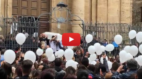 Palermo, l’ultimo saluto alla piccola Giulia: l’uscita della bara dalla chiesa |VIDEO