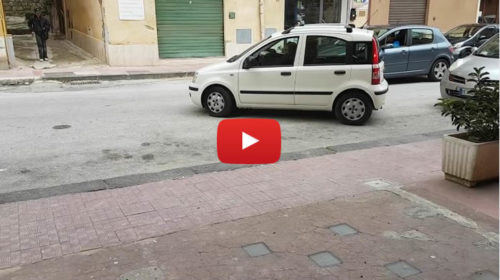 Riuscirà a posteggiare??? Il VIDEO di una donna Siciliana alle prese con il parcheggio è virale |GUARDA