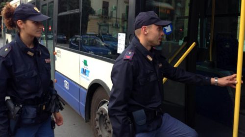 Palermo, senza biglietto sul bus aggredisce agenti e controllori con un coltello: arrestato!
