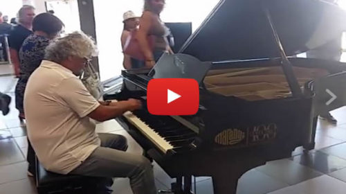 Palermo, Beppe Grillo si improvvisa musicista all’aeroporto |IL VIDEO