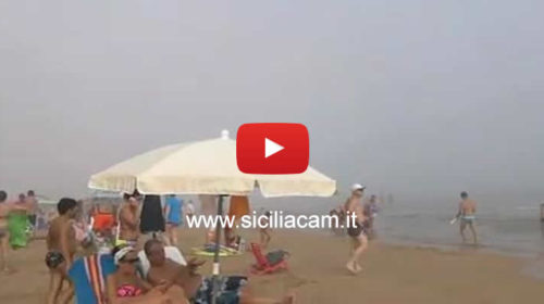 Sicilia, Atmosfera surreale in spiaggia: un’insolita e fitta nebbia oscura il litorale |VIDEO