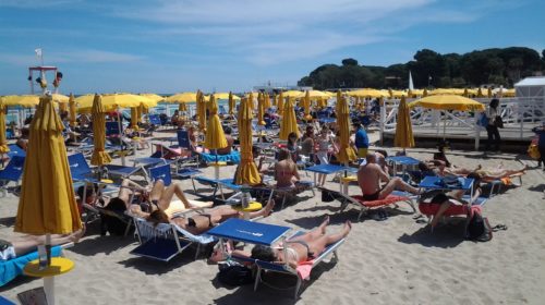 Palermo, si sente male in acqua e muore: Tragedia sulla spiaggia di Mondello