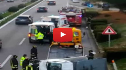 Incidente sulla Palermo-Catania, scontro fra due mezzi: autocarro si ribalta 🎥 VIDEO