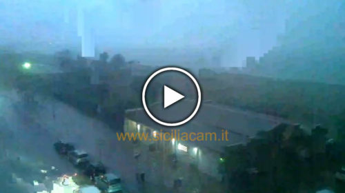Forte temporale in corso a Palermo, blackout sulle strade – Guarda la città IN DIRETTA 🎥