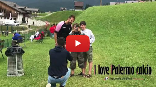 Ritiro Palermo, piccolo fan a Brignoli: “Quando ho visto il tuo gol al Milan sono impazzito!”. Alberto reagisce così |VIDEO