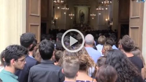 Ventenne annegato all’Addaura, centinaia di giovani in lacrime ai funerali per l’addio a Luca – VIDEO