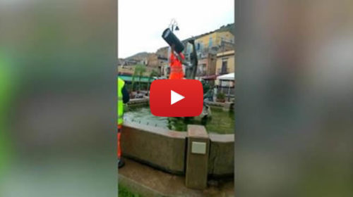 Palermo: vandali in azione, cestino dei rifiuti sulla statua della fontana 🎥 VIDEO