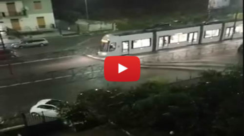 Palermo, caos in Via Giraldi sommersa dall’acqua: il tram provoca onde 🎥 VIDEO