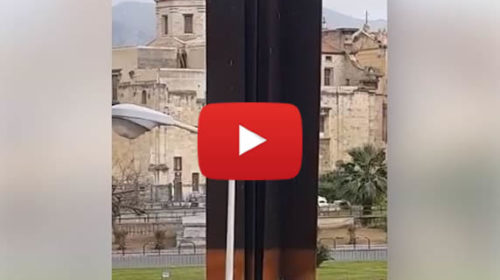 Palermo, il forte vento fa oscillare le strutture verticali di Piazza XIII Vittime 🎥 VIDEO