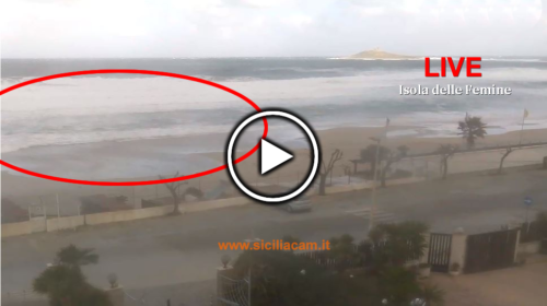 Mare in tempesta a Isola delle Femmine “inghiotte” la spiaggia: Ecco le immagini IN DIRETTA