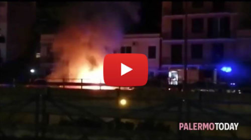 Viale Regione, auto divorata dalle fiamme all’altezza di via Pitrè | VIDEO