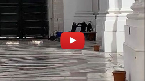 Lancio di sedie e spintoni in chiesa: Il VIDEO di un turista indigna il web
