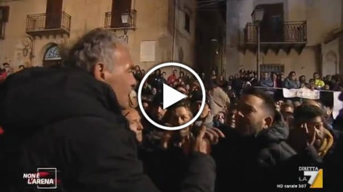 “Non è l’Arena”, tensione in diretta a Mezzojuso: Giletti insultato scende dal palco e affronta il pubblico | VIDEO 🎥