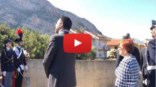 Palermo, il ministro Salvini arriva davanti la stele dedicata a Falcone e si commuove | VIDEO 🎥