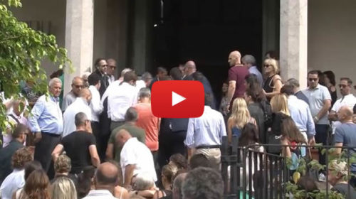 Folla e commozione per i funerali di “Michelone”, morto in un incidente stradale vicino Scopello 🎥 VIDEO
