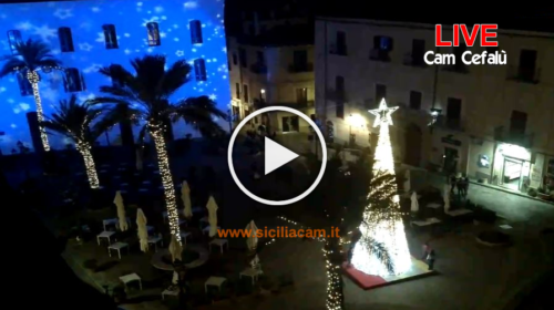 Si accende il Natale in Piazza Duomo a Cefalù: le immagini IN DIRETTA ✨📹