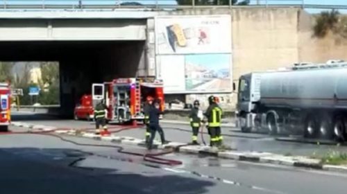 Autocisterna perde carburante in viale Regione Siciliana, intervento dei vigili del fuoco 📹 VIDEO