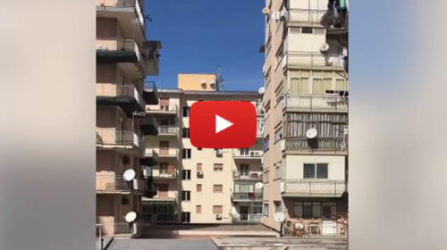 Palermo, canta “O sole mio”: la sua voce riecheggia tra le finestre e balconi di tutto il quartiere 📹 VIDEO