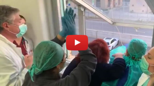Palermo, al Policlinico i nostri eroi cantano l’Inno di Mameli alla finestra 📹 VIDEO