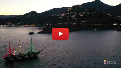 L’emozionante omaggio della Marina Militare a Ennio Morricone mentre l’Amerigo Vespucci veleggia sulla Sicilia 📹 VIDEO