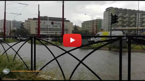 Palermo, sotto violenti nubifragi: corsia del tram in Viale Regione completamente allagata 📹 VIDEO