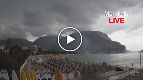 Temporale su Palermo, fuggi fuggi dalla spiaggia di Mondello: le immagini IN DIRETTA 📹