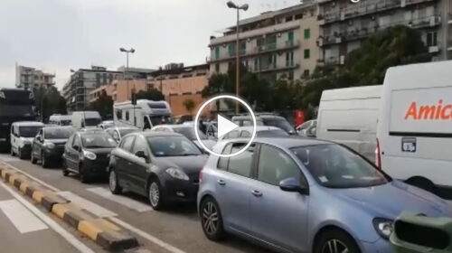 Lunghe code per il tampone per chi entra in Sicilia dallo Stretto di Messina – VIDEO
