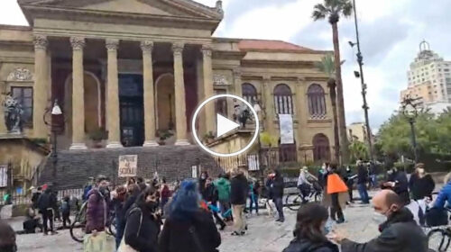 Palermo, protesta di genitori e professori per chiedere il ritorno a scuola – VIDEO