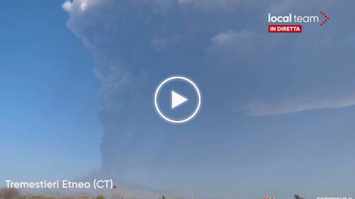 Nuova eruzione in corso dell’Etna: colonna di cenere oscura il cielo – DIRETTA VIDEO