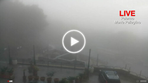 Maltempo su Palermo, nebbia fittissima sul Monte Pellegrino: le immagini IN DIRETTA dal Santuario – VIDEO