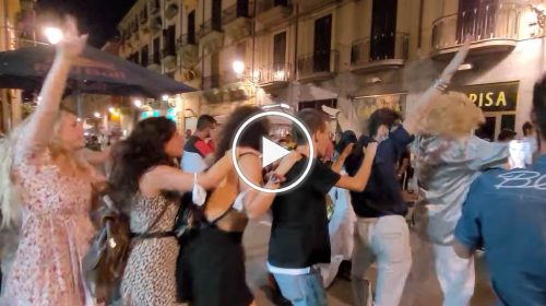 Palermo di notte: balli e divertimento ieri sera in via Maqueda – VIDEO