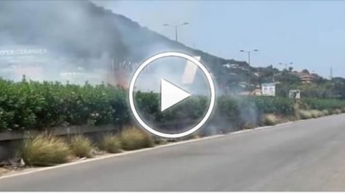 Code sulla Palermo-Mazara del Vallo: sterpaglia in fiamme – VIDEO