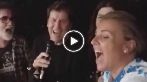 Da Mondello al Karaoke con gli amici: la vacanza palermitana di Gianni Morandi – VIDEO