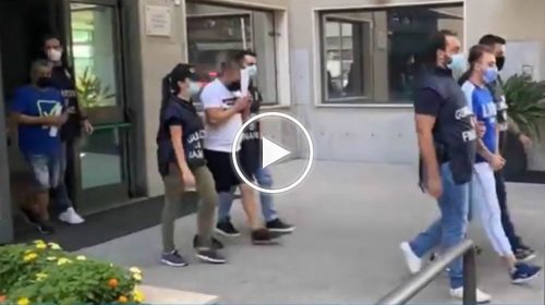 Operazione antidroga allo Zen di Palermo, l’uscita in manette degli arrestati – VIDEO