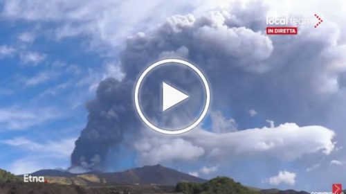 Nuova eruzione dell’Etna, maxi nube di cenere alta 4,5 km – VIDEO