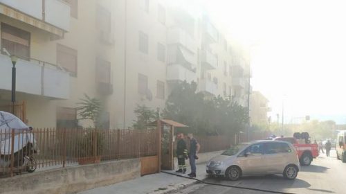 Incendio in un appartamento in via Paladini, paura per i residenti – LE IMMAGINI