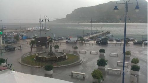 Nubifragio e forte temporale su Palermo, le immagini IN DIRETTA da Mondello – VIDEO