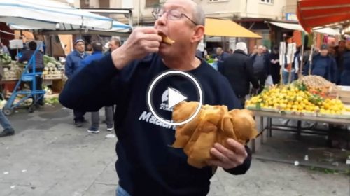Street food esagerato: soltanto a Ballarò il cornetto salato si fa con la frittola – VIDEO