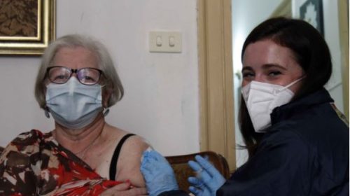 Vaccino covid19, nonna Concetta vaccinata con la terza dose dalla nipote – VIDEO