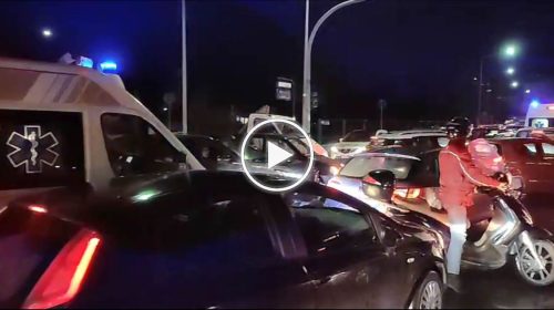 Palermo, auto sbanda e finisce sul binario del Tram: traffico paralizzato – VIDEO