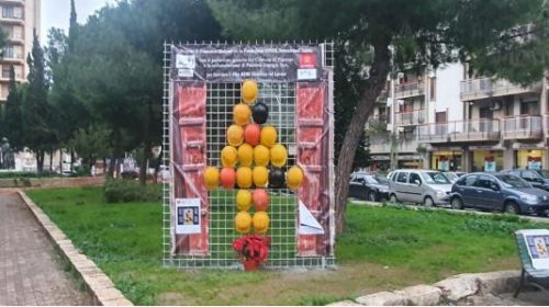 Palermo, in piazza un albero di Natale con i caschi antinfortunistici