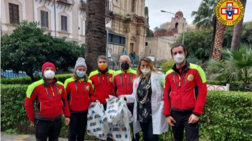 Il soccorso alpino porta i doni per i piccoli pazienti dell’ospedale dei bambini di Palermo