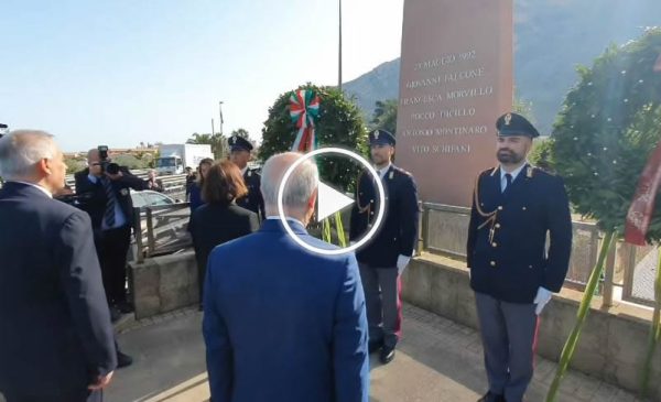 Giovanni Falcone, la ministra Lamorgese depone una corona alla stele di Capaci sull’autostrada luogo dell’attentato – IL VIDEO 📹