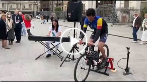 Palermo, la bici alimenta un pianoforte elettrico: ecco il flashmob in Piazza Politeama – VIDEO
