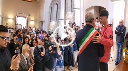 Amici 21, Nunzio torna nella sua Sicilia: bagno di folla e accoglienza anche da parte del sindaco – IL VIDEO 📹