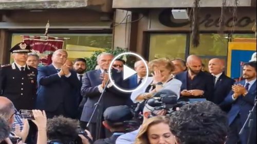 17:58, il silenzio sotto l’albero Falcone, l’applauso di Palermo a 30 anni dalle stragi – VIDEO